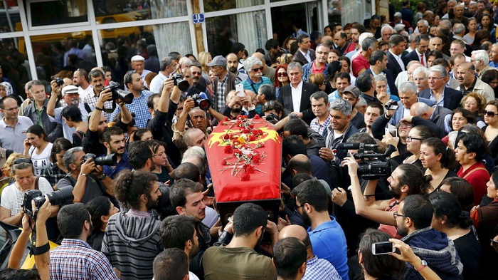 Choquée et en colère, la Turquie enterre ses morts
