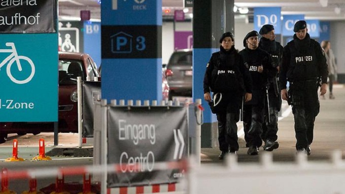 Polizistinnen sichern Weihnachtsmarkt mit ungeladenen Waffen