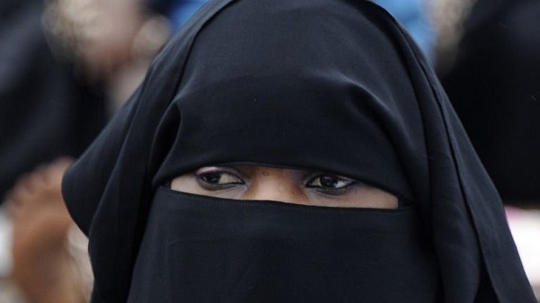 Libérées de Daesh, des femmes brûlent leur burqa - VIDEO