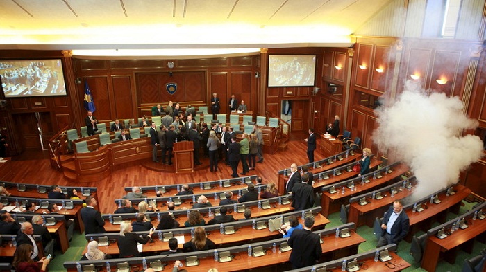 Kosovo: de nouveaux jets de gaz lacrymogène au Parlement
