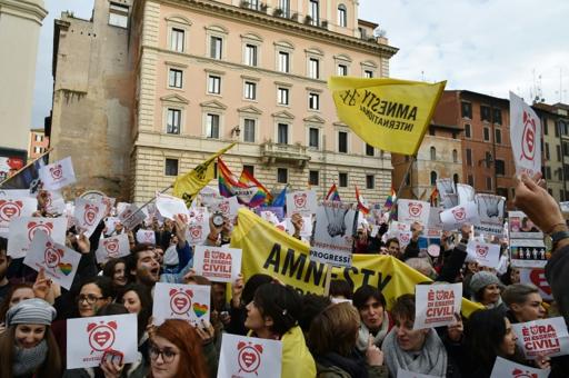 Italie: le Parlement se penche pour la première fois sur les unions gays