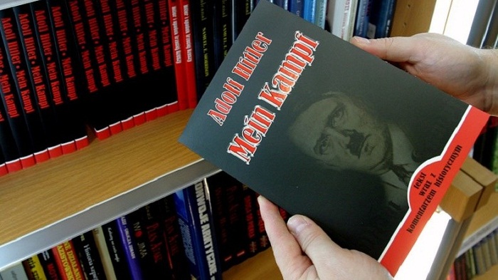 Pour les professeurs allemands, lire Mein Kampf dans les écoles permet de lutter contre l`extrémisme