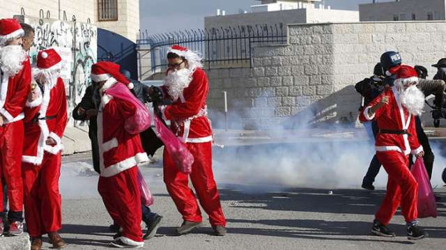 Pères Noël palestiniens VS policiers israëliens : 14 blessés dans les affrontements
