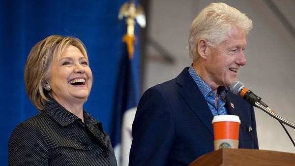 L`entrée en campagne de Bill Clinton au côté d`Hillary suscite l`ironie de Donald Trump