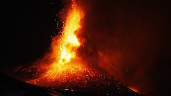 Eruption du volcan Sakurajima dans le sud du Japon
