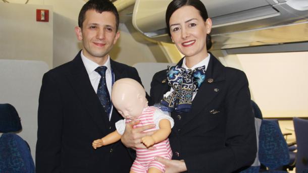 Les stewards de la compagnie  Turkish Airlines sauvent la vie d`un bébé de 21 mois
