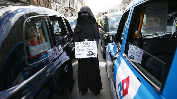 A Londres, les «black cabs» manifestent contre Uber