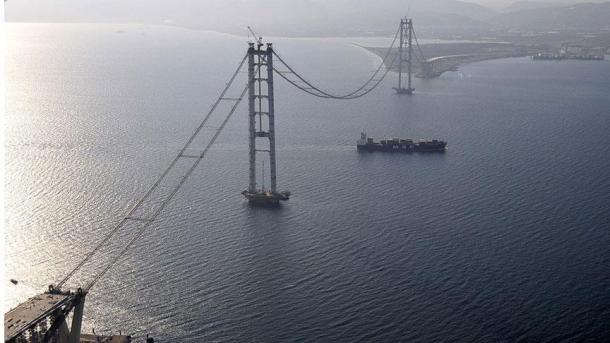 Turquie: pose du premier tablier (plate-forme) du 4e plus grand pont suspendu du monde