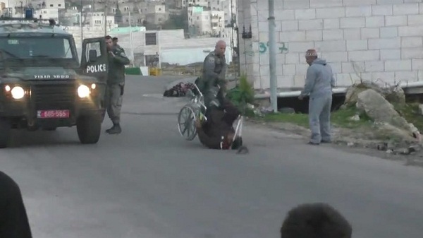 Un policier israélien renverse un Palestinien en chaise roulante  VIDEO