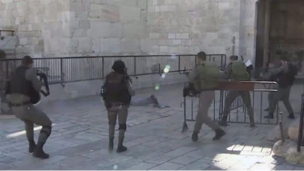 Les soldats israéliens s’acharnent sur le corps d’un Palestinien gisant sur le sol