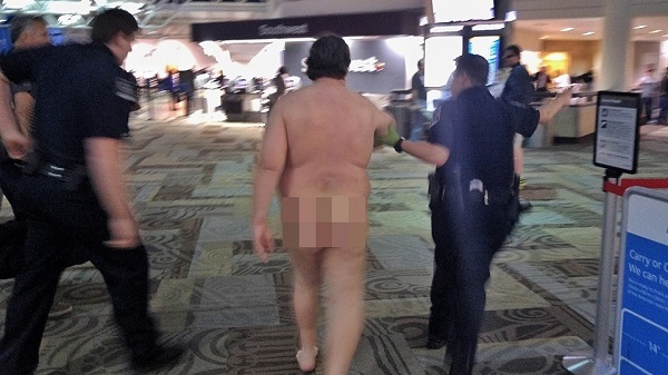Etats-Unis : un homme se rend nu à l`aéroport et patiente au bureau d`enregistrement