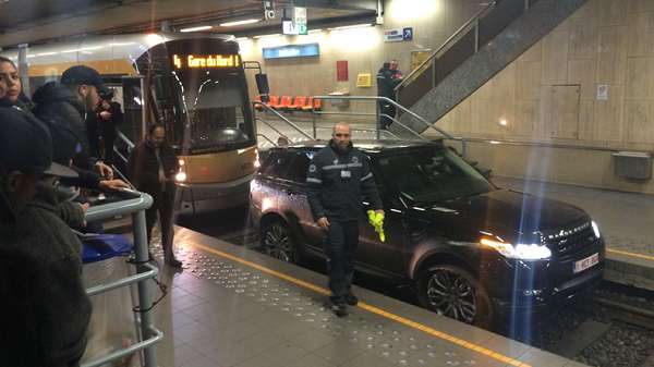 Belgique: un 4X4 sur les rails du métro bruxellois 