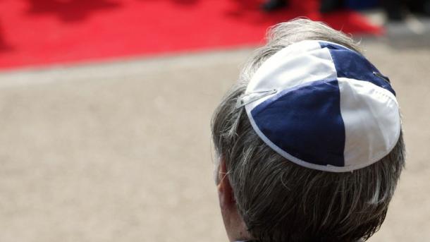France: un enseignant juif, accusé d`avoir inventé son agression, sera jugé
