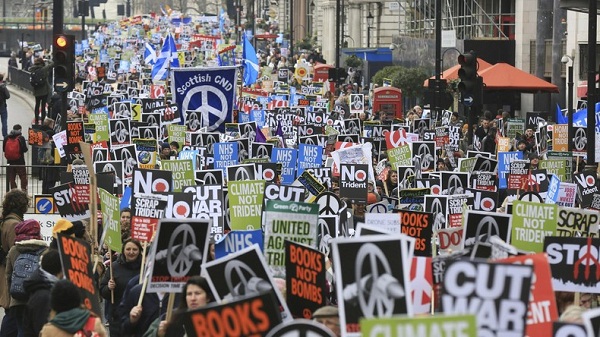 Londres: des milliers de manifestants protestent contre le programme nucléaire britannique Trident