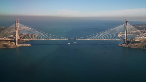 3ème pont d`Istanbul reliera aujourd`hui l`Asie et l`Europe