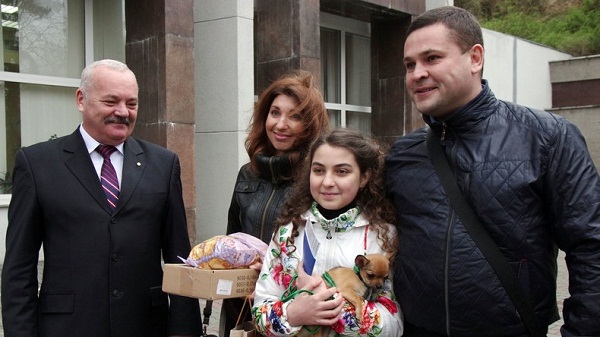 Le meilleur cadeau du président russe: un chien pour une fille à Sébastopol