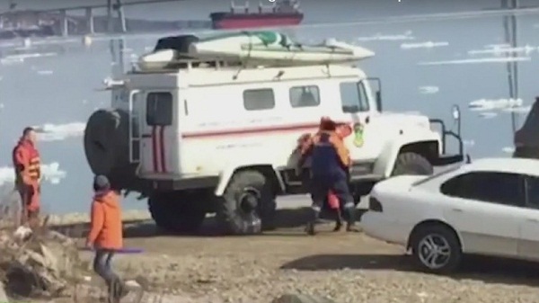 Russie: deux adolescentes dérivent sur un iceberg suite à un selfie qui tourne mal