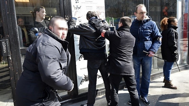 Cinq Syriens soupçonnés de vouloir acquérir des kalachnikovs arrêtés à Paris