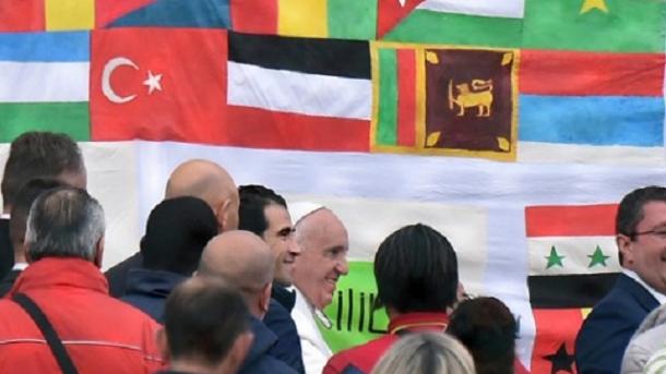 Le pape lave les pieds de migrants de diverses confessions