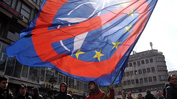 Des milliers de Serbes ont défilé contre l’OTAN à Belgrade 