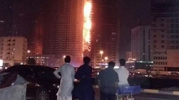 Un gratte-ciel en flammes aux Emirats arabes unis 
