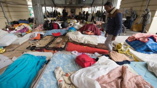 France : des migrants réfugiés sous le pont de la station de métro Stalingrad, ont été évacués