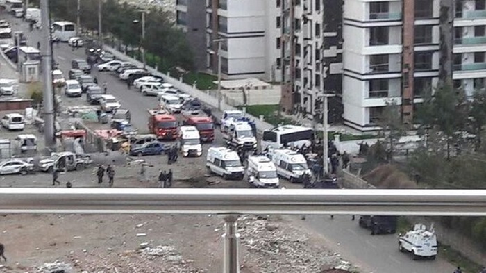 6 morts et 20 blessés lors d’un attentat suicide sur un véhicule de police à Diyarbakir - VIDEO