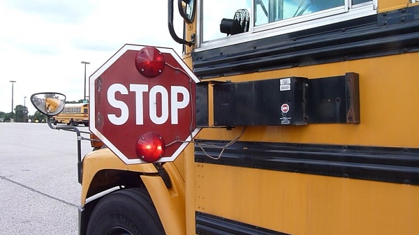La CIA oublie du matériel explosif dans un bus scolaire après un exercice