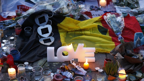 Belgique: Des drapeaux mis en feu sur le lieu de commémoration des attentats de Bruxelles
