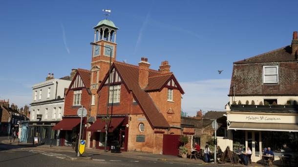 Angleterre : un village est mis en vente avec son église