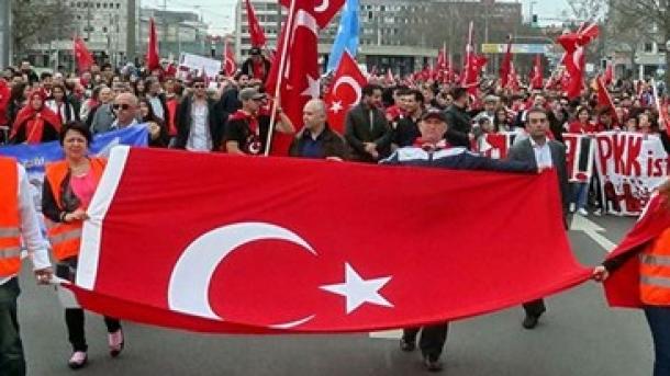 Manifestation des Turcs d`Autriche contre le monument arménien de la mairie d`Innsbruck
