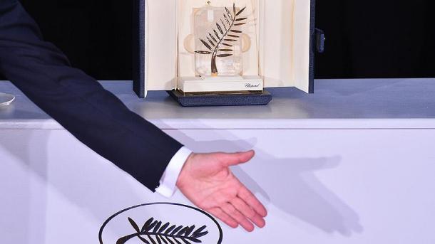 Une promotion au visage masqué à Cannes entraine la panique