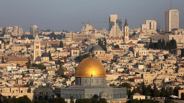 Cent mille Palestiniens prient à la mosquée al-Aqsa, vendredi