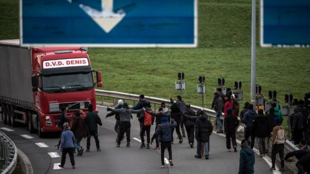 France: face à des migrants "prêts à tout" pour rejoindre l`Angleterre, la "galère" des routiers