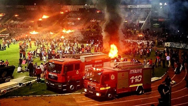 Turquie: 3 blessés dans un incendie criminel sur un stade de foot après une déroute domestique