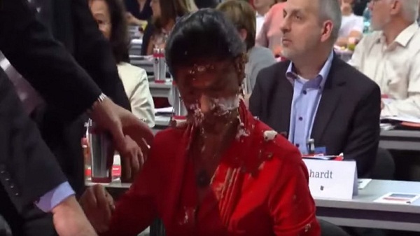 La leader du parti gauche allemand entartée par des activistes antifascistes - VIDEO