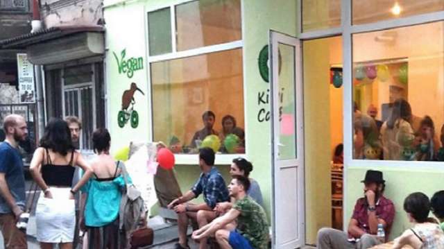 Géorgie : armés de saucisses, des pro-viande attaquent un restaurant vegan