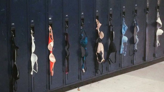 Des élèves d`une école de Montréal manifestent contre le port obligatoire du soutien-gorge