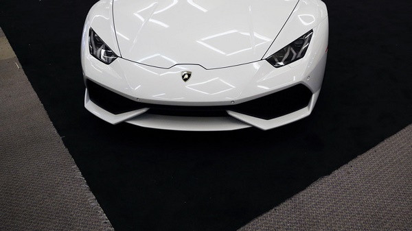 Quand la police londonienne s`autorise une virée à toute vitesse... en Lamborghini confisquée