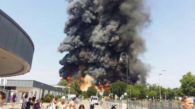 Un centre d`accueil pour réfugiés en flammes à Düsseldorf - VIDEO