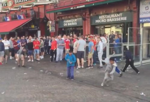 Euro-2016 : Les hooligans britanniques humilient des enfants roms - VIDEO