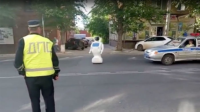 En Russie, un robot s’échappe et perturbe le trafic routier - VIDEO