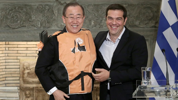 Ban Ki-moon appelle à la fin de la «détention» des migrants en posant souriant en gilet de sauvetage