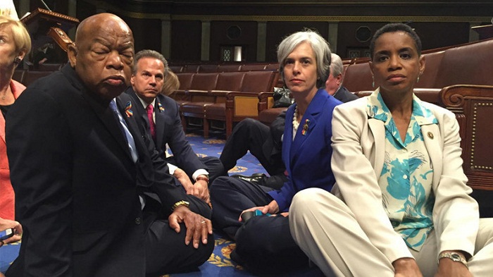 Etats-Unis: des élus démocrates font un sit-in au Congrès contre les armes à feu 