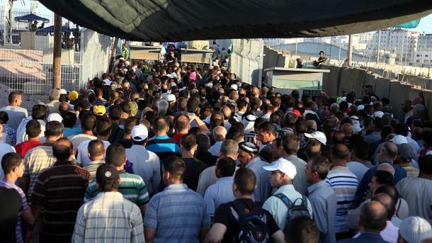 Jérusalem-Est : Des milliers de Palestiniens affluent à la mosquée al-Aqsa