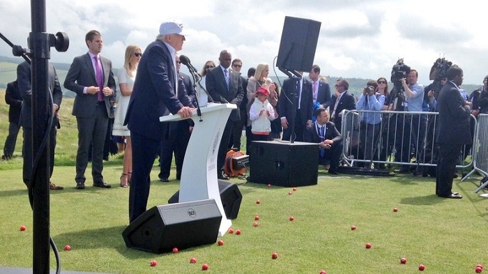 Donald Trump tient une conférence de presse en Ecosse au milieu de balles de golf nazies