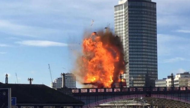 Londres: un bus explose au beau milieu de la ville Vidéo