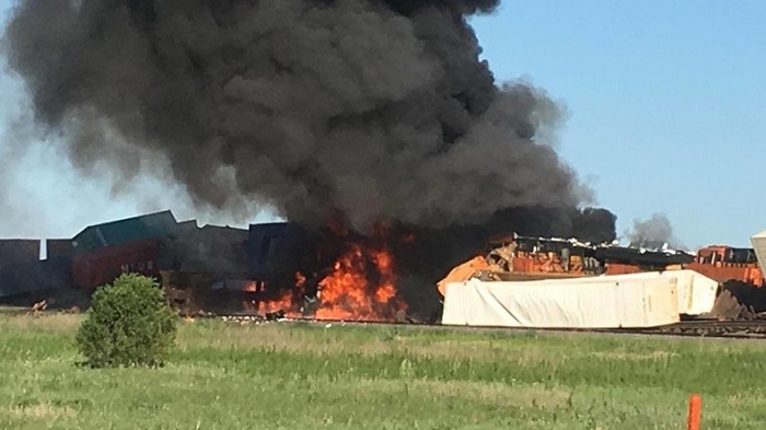 Etats-Unis : incendie après une violente collision entre deux trains au Texas