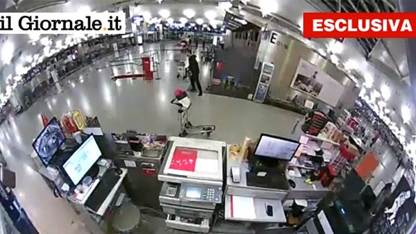 Une nouvelle vidéo de l`aéroport d`Istanbul montre un des terroristes à la recherche de victimes