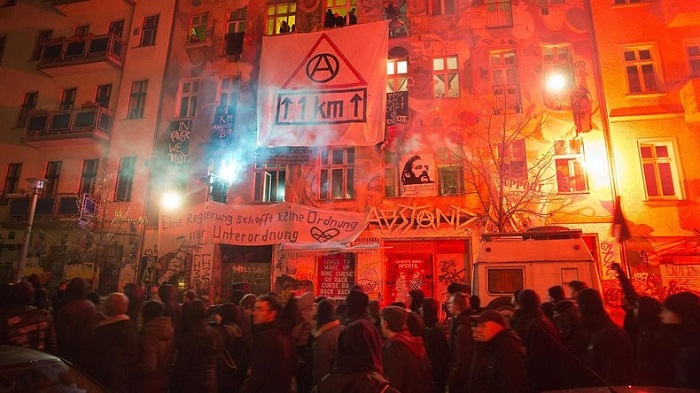 Berlin : 123 policiers blessés dans une manifestation contre l`expulsion de squatteurs - VIDEO